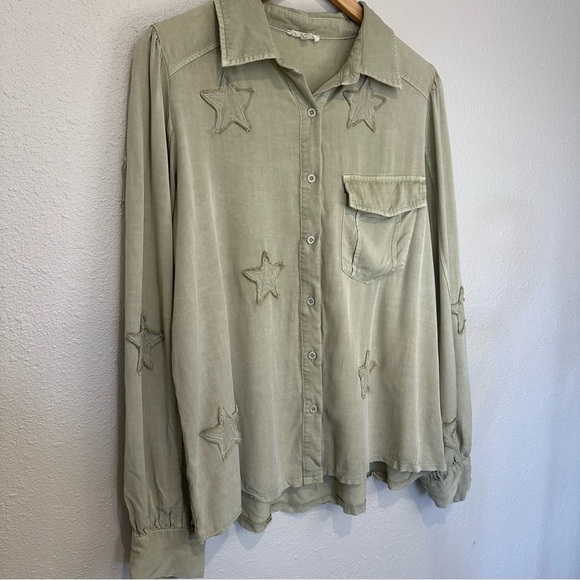 Easel Washed Sage Star Patch Button Down Shirt - Picture 4 of 13